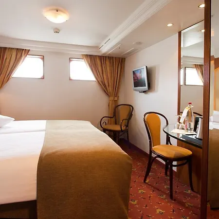 Fairtours Hotelschiff Swiss Tiara***** Botel