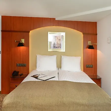 Fairtours Hotelschiff Swiss Tiara***** Botel Frankfurt am Main
